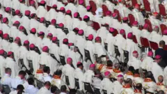 Cardeais em missa na Praça de São Pedro