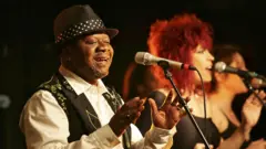 Umuhanzi Papa Wemba arimo kuririmba mu gitaramo i Paris mu Bufaransa mu 2006 