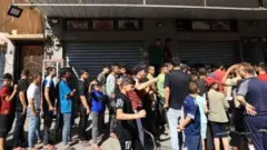 فلسطينيون يصطفون أمام مخبز في خانيونس للحصول على الخبز الذي بات شحيحاً في قطاع غزة