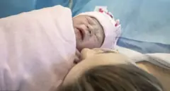 صورة من الأرشيف لمولودة جديدة