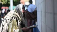 Membros da seita Lev Tahor rezando na Guatemala