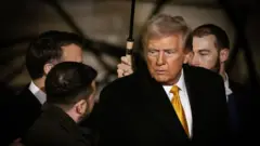 Трамп і Зеленський під час зустрічі у Парижі, 7 грудня 2024 року