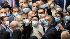 برگزاری مراسم تحلیف ابراهیم رئیسی در حالی که ایران با موج پنجم کرونا رو به روست، انتقادهایی را به همراه داشته است