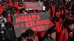 Sejumlah mahasiswa melakukan aksi jalan kaki saat mengikuti unjuk rasa di Makassar, Sulawesi Selatan, Kamis (22/8/2024). 