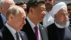 حسن روحانی در کنار روسای جمهور چین و روسیه. وی این دو کشور را "دوست ایران" خوانده
