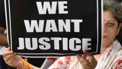 पोस्टर लिए एक महिला