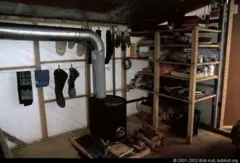 Interior de la cabaña de bob kull en la patagonia chilena