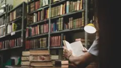 የሚያንብ ሰው እና መጽሐፍት 