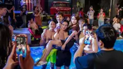 จุดไฮไลท์ของร้านอาหาร 76 การาจ ที่เคยเป็นสถานที่ท่องเที่ยวยอดนิยมของชาวจีน คือ การได้มาถ่ายภาพร่วมกับพนักงานต้อนรับชาย