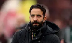 ဘောလုံးကွင်းထဲမှာ မြင်တွေ့ရတဲ့ မန်ယူနည်းပြ အာမိုရင် ပုံဟောင်း