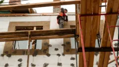 Des travaux sont en cours pour reconstruire un immeuble soviétique gravement endommagé à Bucha.