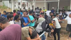 ප්‍රවේශ පත්‍රවල මිල ගණන් අඩු කිරීමෙන් පසුව ඒවා මිලදී ගැනීමට පල්ලේකැලේ ක්‍රීඩාංගණය අසල ප්‍රවේශපත් අලෙවි කරන ස්ථානයකට අද (සැප්තැම්බර් 1 වැනිදා) පෙරවරු 8 සිට ප්‍රේක්ෂකයින් පැමිණ සිටියහ.