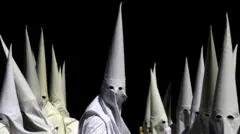 Personas con un capirote. 