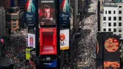 Grandes multidões nas ruas da Times Square vistas de uma perspectiva aérea