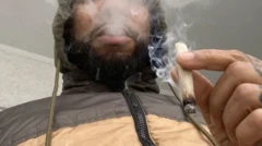 تصویری که یک عضو یکی از کانال‌های مربوط به مواد مخدر منتشر کرده، فردی که صورتش مشخص نیست در حال کشیدن سیگار است