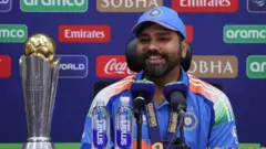 રોહિત શર્મા ચૅમ્પિયન્સ ટ્રૉફીની ટ્રૉફી સાથે