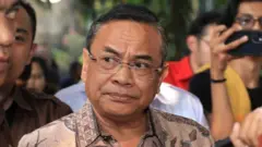 Bupati Pati Sudewo berjalan usai menjalani pemeriksaan di Gedung Merah Putih KPK, Jakarta, Senin (22/09).