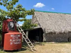Entrada da “Finca La Esmeralda”, local onde agricultores plantam tabaco e recebem turistas para vender charutos artesanais