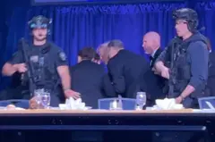 Trump siendo evacuado del evento por miembros del Servicio Secreto