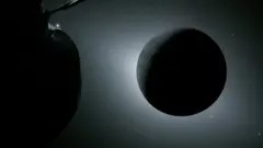 A Lua, iluminada pelo Sol durante um eclipse solar, fotografada pela nave espacial Orion da NASA em 6 de abril de 2026