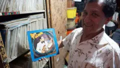 Jorge Rada from Sonido Brisa del Mar and Duéñez' vinyl collection.