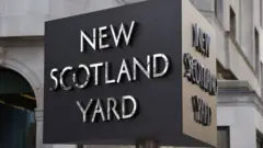 Londra Emniyet Müdürlüğü tabelası 