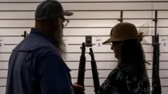 Pareja con armas en EE.UU.