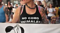 स्पेनको पाम्प्लोनामा जनावर अधिकार र उनीहरूविरुद्धको क्रुरता अन्त्य हुनु पर्ने माग गर्दै गरिएको प्रदर्शन