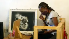 መፅሃፍ እያነበበች ያለች ግለሰብ