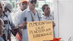 Aksi protes orang tua dari mahasiswa penerima beasiswa otonomi khusus Papua