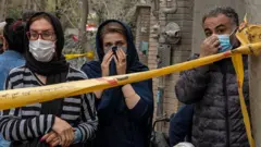 مردم در نزدیکی محل تجمع کرده‌اند، جایی که نیروهای امدادی با استفاده از ماشین‌آلات سنگین در حال پاکسازی آوار یک ساختمان مسکونی ویران‌شده هستند. این حادثه در تاریخ ۲۳ مارس ۲۰۲۶ در شمال تهران، ایران رخ داده است.
بر اساس گفته شاهدان، در پی این حمله که حدود ساعت ۵:۰۰ صبح به وقت محلی اتفاق افتاد، سه نفر کشته، هفت نفر زخمی و یک نفر مفقود شده است.