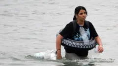una mujer cruza a ceuta desde marruecos por el mar