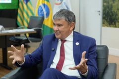 Wellington Dias sentado e gesticulando durante entrevista