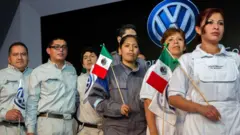 Trabajadores en una planta1xbet quem é o donoVolkswagen en México.