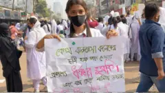 সকাল থেকে রাস্তায় নামে শিক্ষার্থীরা।