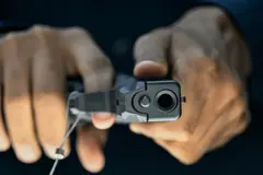 Uma mão segurando uma arma