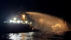 Cудно ночью тушит пожар на другом