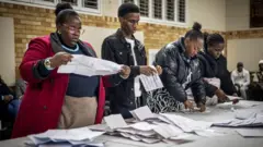 Awọn oṣiṣẹ idibo n ka ibo ni South Africa