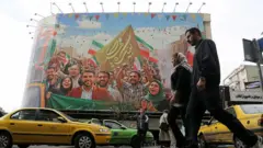 Pessoas caminham pelas ruas da capital iraniana, Teerã, enquanto a vida cotidiana segue seu curso
