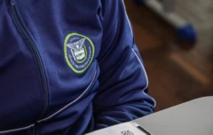 Detalhe de uniforme de estudante em colégio cívico-militar