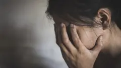 Дівчина закрила обличчя руками - фото ілюстративне 