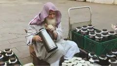ساقي قهوة سوري يصبح حديث المدينة المنورة