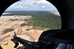 Foto aérea mostra arma e vista da floresta amazônica