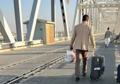 Ҳайратон кўпригидан Ўзбекистондан Афғонистонга ўтаётган одамлар