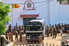 මීගමුව බන්ධනාගාරය ඉදිරිපිට බන්ධනාගාර නියාමකවරුන්, පොලිස් නිලධාරීන් රැස්ව සිටිති.