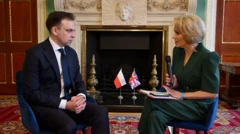 Andrzej Domański (z lewej) rozmawia z Kasią Maderą w Londynie