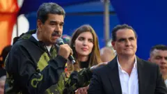 Nicolás Maduro junto a Alex Saab y su esposa, Camilla Fabri.