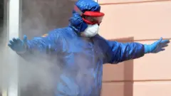 جندي روسي يستعد لتطهير دار للمسنين في إيطاليا