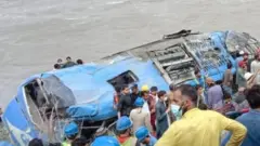 বিস্ফোরণের পর খাদে পড়ে থাকা যাত্রীবাহী বাস।
