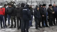 Ўзбекистон парламенти олдида норозилик амалиётига йиғилган юк ташувчилар